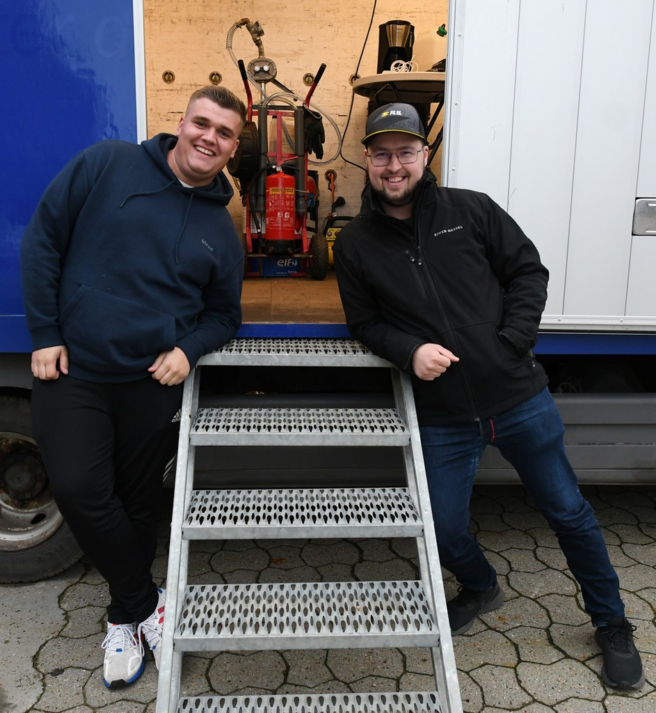 Casper Venning og Mikkel Krarup-Hansen (t.v.) klar til at fyre op under den rappe Renault Clio R3T i Stoholm
(Foto: specialpressen@gmail.com)